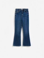 Jeansy flare z krótszą nogawką - granatowy. Niebieskie jeansy damskie Reserved, bez wzorów, z bawełny, krótkie. Za 129.99 zł.