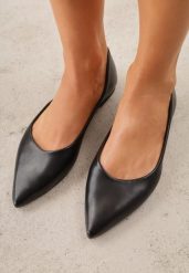 Czarne Balerinki ze Szpiczastymi Noskami w Eleganckim Stylu Lagenaria. Czarne balerinki damskie Renee, bez wzorów, z jeansu, eleganckie, ze szpiczastym noskiem, bez obcasa, bez zapięcia. Za 59.99 zł.