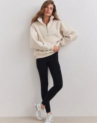 Damskie legginsy ocieplane z kieszeniami czarne. Czarne legginsy damskie Aim'n, bez wzorów, z elastanu. Za 390.00 zł.