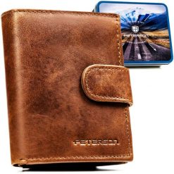 Jasnobrązowy portfel męski ze skóry naturalnej wyposażony w system RFID, zamykany zatrzaskiem - Peterson. Brązowe portfele męskie Peterson, bez wzorów, ze skóry. Za 59.99 zł.