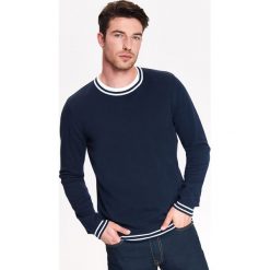 SWETER MĘSKI Z GŁADKIEJ DZIANINY Z KONTRASTOWYM DEKOLTEM. Niebieskie swetry męskie TOP SECRET, na jesień, m, z aplikacjami, z dzianiny, bez kołnierzyka, bez ramiączek. W wyprzedaży za 39.99 zł.