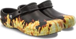 Crocs Klapki męskie Bistro Graphic Clog czarne r. 38/39. Czarne klapki męskie Crocs, bez wzorów, bez zapięcia. Za 213.63 zł.