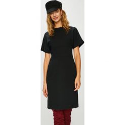 Calvin Klein - Sukienka. Czarne sukienki damskie Calvin Klein, do pracy, bez wzorów, z dzianiny, biznesowe, bez kołnierzyka, bez ramiączek, midi, dopasowane. W wyprzedaży za 539.90 zł.