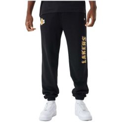 Spodnie męskie New Era NBA Team Script Jogger Los Angeles Lakers. Czarne spodnie materiałowe męskie New Era, m, bez wzorów, z dresówki. Za 266.90 zł.