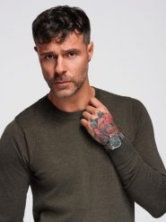 Męski sweter klasyczny z wiskozą BASIC z okrągłym dekoltem – oliwkowy melanż V17 - Rozmiar: XL. Zielone swetry męskie Ombre Clothing, m, bez wzorów, z dzianiny, biznesowe, bez kołnierzyka, bez ramiączek. W wyprzedaży za 89.99 zł.
