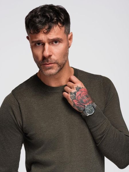 Męski sweter klasyczny z wiskozą BASIC z okrągłym dekoltem – oliwkowy melanż V17 - Rozmiar: L. Zielone swetry męskie Ombre Clothing, l, bez wzorów, z dzianiny, biznesowe, bez kołnierzyka, bez ramiączek. W wyprzedaży za 89.99 zł.