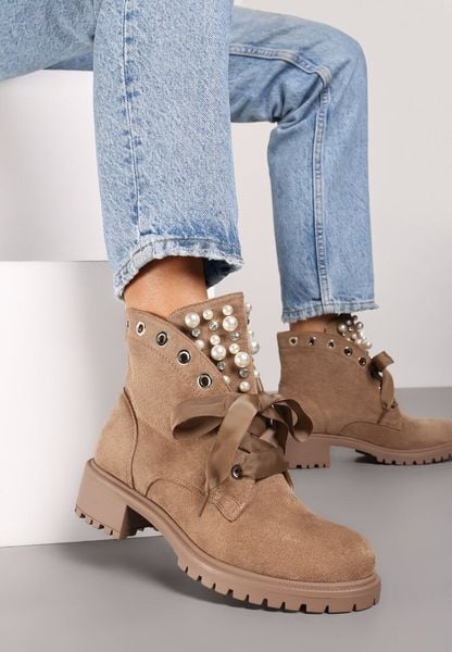 Ciemnobeżowe Botki z Językiem Ozdobionym Perełkami i Cyrkoniami Jovirra. Brązowe botki damskie Born2be, z aplikacjami, z jeansu, eleganckie, bez obcasa, na płaskiej podeszwie, bez zapięcia. Za 139.99 zł.