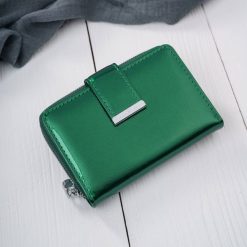 Portfel damski skórzany lakierowany mały zielony z RFID SP-26-GR. Zielone portfele damskie z lakierowanej skóry. Za 99.00 zł.