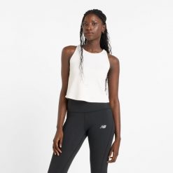Koszulka damska New Balance WT51551LIT – biała. Białe bluzki damskie New Balance, m, bez wzorów, z materiału, klasyczne, bez kołnierzyka, bez ramiączek. Za 109.99 zł.