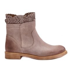 Lewski Shoes Niskie Botki Damskie Na Płaskim Obcasie Zamszowe Lewski 3624 Cappucino beżowy. Brązowe botki damskie w ażurowe wzory, z zamszu, bez obcasa, na płaskiej podeszwie, bez zapięcia. Za 529.20 zł.