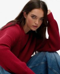 Superdry Sweter dziany w prążki Relaxed z bawełny. Czerwone swetry męskie Superdry, z aplikacjami, z bawełny, klasyczne, bez kołnierzyka, bez ramiączek. Za 280.80 zł.