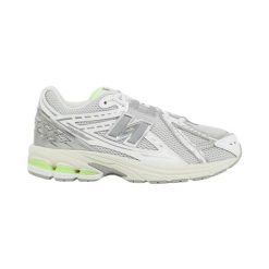 Damskie tenisówki New Balance 1906. Czerwone trampki i tenisówki damskie New Balance, bez wzorów, bez zapięcia. Za 634.00 zł.