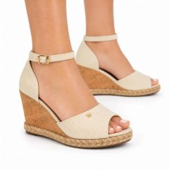 Sandały damskie do chodzenia Wrangler LORETTA WOMEN WEDGE. Brązowe sandały damskie Wrangler, bez wzorów, z materiału, bez obcasa, na koturnie, bez zapięcia. Za 219.00 zł.