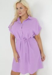 Fioletowa Koszulowa Sukienka z Krótkim Rękawem i Wiązaniem w Pasie Mistie. Fioletowe sukienki damskie Born2be, na imprezę, na lato, plus size, bez wzorów, z materiału, bez kołnierzyka, plus size, bez ramiączek, midi, koszulowe. Za 69.99 zł.