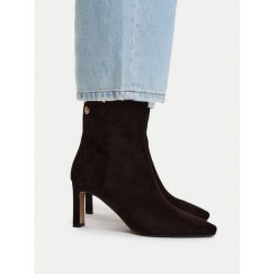 Botki Nine West. Brązowe botki damskie Nine West, bez wzorów, bez obcasa, na słupku, bez zapięcia. Za 329.99 zł.