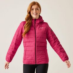 Kurtka ocieplana damska Helfa. Czerwone kurtki sportowe damskie Regatta, bez wzorów, bez ramiączek, bez kaptura, trekkingowe. Za 109.99 zł.