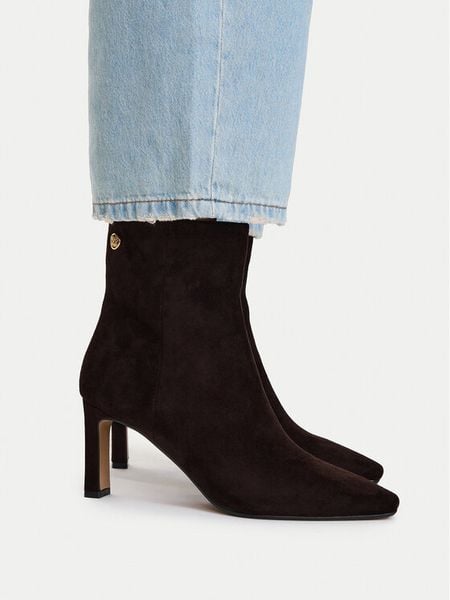Nine West Botki EO-LB756192-1 Brązowy. Brązowe botki damskie Nine West, bez wzorów, z materiału, bez obcasa, na słupku, bez zapięcia. Za 329.99 zł.