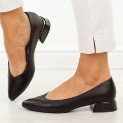 Czarne czółenka damskie na obcasie Vinceza 62280. Czarne czółenka damskie VINCEZA, na lato, bez wzorów, ze skóry, eleganckie, bez obcasa, na obcasie, bez zapięcia. Za 169.00 zł.