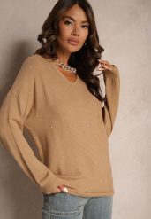 Ciemnobeżowy Sweter z Dodatkiem Wiskozy Ozdobiony Cyrkoniami Łańcuszkiem i Wyciciem Riathalia. Brązowe swetry nierozpinane damskie Renee, bez wzorów, z jeansu, casualowe, bez kołnierzyka, bez ramiączek. Za 69.99 zł.