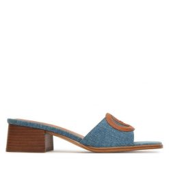 Klapki Guess. Niebieskie klapki damskie Guess, z aplikacjami, bez obcasa, bez zapięcia. Za 499.99 zł.