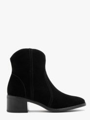Czarne, welurowe botki damskie TRISS. Czarne botki damskie Ryłko, bez wzorów, ze skóry, z okrągłym noskiem, bez obcasa, na obcasie, bez zapięcia. Za 379.99 zł.