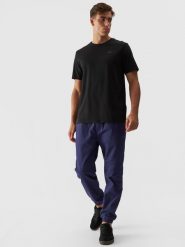 4F Spodnie casual joggery męskie - granatowe S. Niebieskie spodnie materiałowe męskie 4F, bez wzorów, z bawełny. W wyprzedaży za 99.99 zł.
