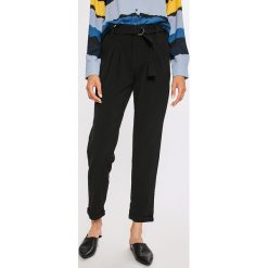 Jacqueline de Yong - Spodnie. Czarne spodnie materiałowe damskie Jacqueline de Yong, bez wzorów, z elastanu, casualowe. W wyprzedaży za 49.90 zł.