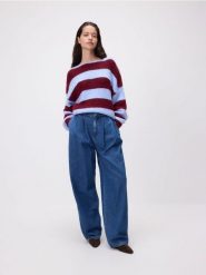 Sweter w paski - jasnoniebieski. Niebieskie swetry nierozpinane damskie Reserved, l, bez wzorów, z dzianiny, bez kołnierzyka, bez ramiączek. Za 139.99 zł.