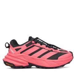 Trekkingi adidas. Czerwone obuwie trekkingowe damskie Adidas, z gore-texu, bez zapięcia. Za 649.99 zł.