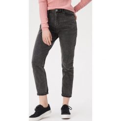 Jeansy moms - Czarny. Czarne jeansy damskie Sinsay, bez wzorów, z jeansu. Za 59.99 zł.