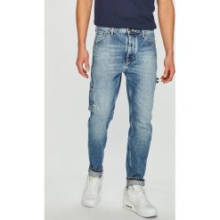 Tommy Jeans - Jeansy Tapered Carpenter. Niebieskie jeansy męskie Tommy Jeans, z bawełny. W wyprzedaży za 299.90 zł.