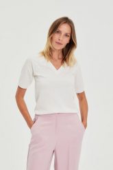 Sweter z krótkimi rękawami i dekoltem w serek biały. Białe swetry nierozpinane damskie MOODO, l, bez wzorów, z poliamidu, bez kołnierzyka, bez ramiączek. Za 99.99 zł.