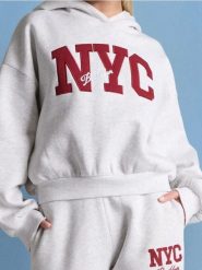 Bluza z napisem - Inny. Bluzy damskie Sinsay, l, bez wzorów, bez ramiączek, bez kaptura. W wyprzedaży za 24.99 zł.