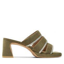 Klapki Caprice. Brązowe klapki damskie Caprice, bez wzorów, bez obcasa, bez zapięcia. Za 299.99 zł.
