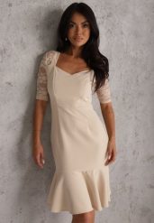 Beżowa Sukienka VICES o Taliowanym Kroju z Rękawami z Koronki Metirei. Brązowe sukienki damskie Renee, na imprezę, l, bez wzorów, z koronki, eleganckie, bez kołnierzyka, bez ramiączek, midi, dopasowane. Za 159.99 zł.