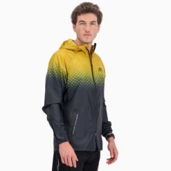 Kurtka wiatroszczelna męska do biegania i na szlak PERFORMANCE WINDBREAKER. Żółte kurtki męskie BODYCROSS, na zimę, m, bez wzorów, z materiału, sportowe, bez kaptura. Za 739.99 zł.