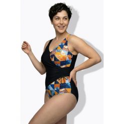 Damskie Strój kąpielowy w kopertowym stylu miękkie miseczki. Czarne stroje kąpielowe damskie Ulla Popken, plus size, bez wzorów, z elastanu. W wyprzedaży za 191.99 zł.