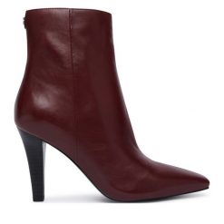 Botki Guess. Czerwone botki damskie Guess, z aplikacjami, bez obcasa, na słupku, bez zapięcia. Za 824.99 zł.