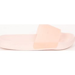 Fila - Klapki Bay Point. Czerwone klapki damskie Fila, bez wzorów, z materiału, bez obcasa, na obcasie, bez zapięcia. W wyprzedaży za 69.90 zł.