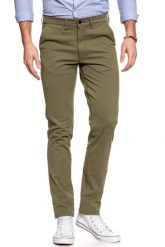 WRANGLER SPODNIE MĘSKIE CHINO DUFFLEBAG GREEN W16LHB15U 112127309. Zielone eleganckie spodnie męskie Wrangler, z aplikacjami, z materiału. W wyprzedaży za 89.99 zł.