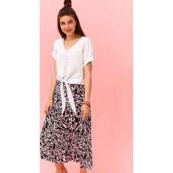 BLUZKA Z WIĄZANIEM I KRÓTKIM RĘKAWEM. Białe bluzki damskie TOP SECRET, bez wzorów, bez kołnierzyka, bez ramiączek. Za 59.99 zł.