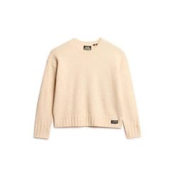 Sweter damski Superdry Essential. Czerwone swetry nierozpinane damskie Superdry, l, z aplikacjami, z dzianiny, klasyczne, bez kołnierzyka, bez ramiączek. Za 265.25 zł.