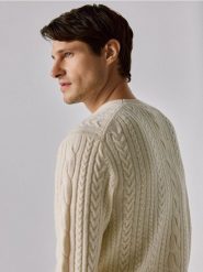 Sweter z wełną merino - złamana biel. Swetry męskie Reserved, l, bez wzorów, z dzianiny, bez kołnierzyka, bez ramiączek. Za 249.99 zł.