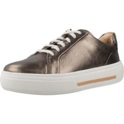 Buty CLARKS HOLLYHOCK WALK Szary. Szare obuwie trekkingowe damskie Clarks, ze skóry, bez zapięcia. Za 382.99 zł.
