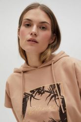 Bluza z kapturem i krótkimi rękawami beżowa. Brązowe bluzy damskie MOODO, l, bez wzorów, z bawełny, bez ramiączek, z kapturem. Za 89.99 zł.