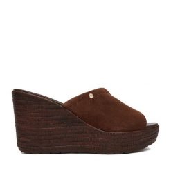 Klapki Lasocki. Brązowe klapki damskie Lasocki, bez wzorów, bez obcasa, bez zapięcia. Za 179.99 zł.