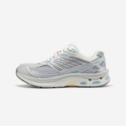 Buty sportowe damskie RR2K. Brązowe obuwie sportowe damskie Decathlon, bez wzorów, z kauczuku, bez zapięcia, trekkingowe. Za 299.99 zł.