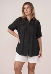 Czarna Koszula z Bawełną na Lato w Stylu Boho Ozdobiona Koronką Cinnamis. Czarne koszule damskie Born2be, uniwersalny, z aplikacjami, z bawełny, boho, bez kołnierzyka, bez ramiączek. Za 119.99 zł.
