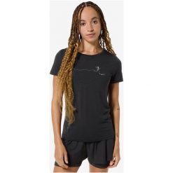 Koszulka SUPER.NATURAL W RUNNING TEE. Czarne bluzki damskie super.natural, bez wzorów, sportowe, bez kołnierzyka, bez ramiączek. Za 249.99 zł.