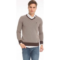Sweter w kolorze brązowym. Brązowe swetry męskie Denim Culture, l, bez wzorów, z bawełny, bez kołnierzyka, bez ramiączek. W wyprzedaży za 139.95 zł.
